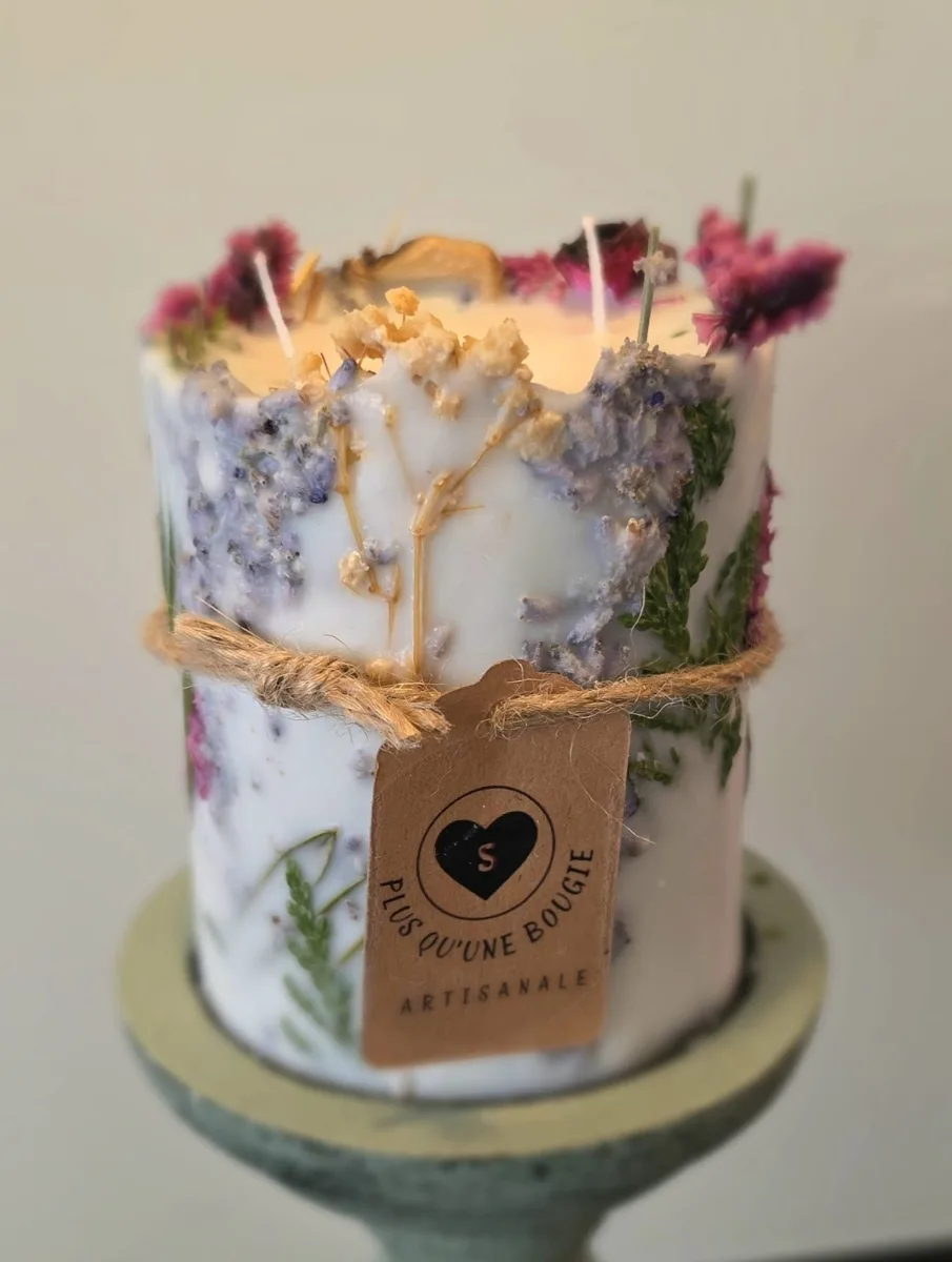 Bougie botanique cylindrique aux fleurs séchées et lavande