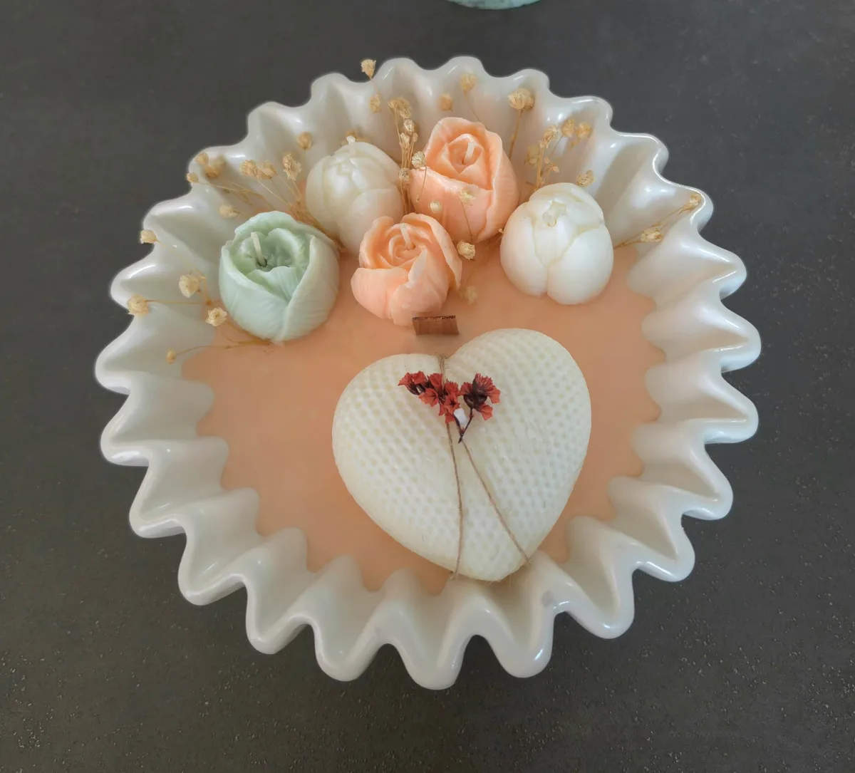 Bougie en coupelle décorée d'un cœur et de roses en cire