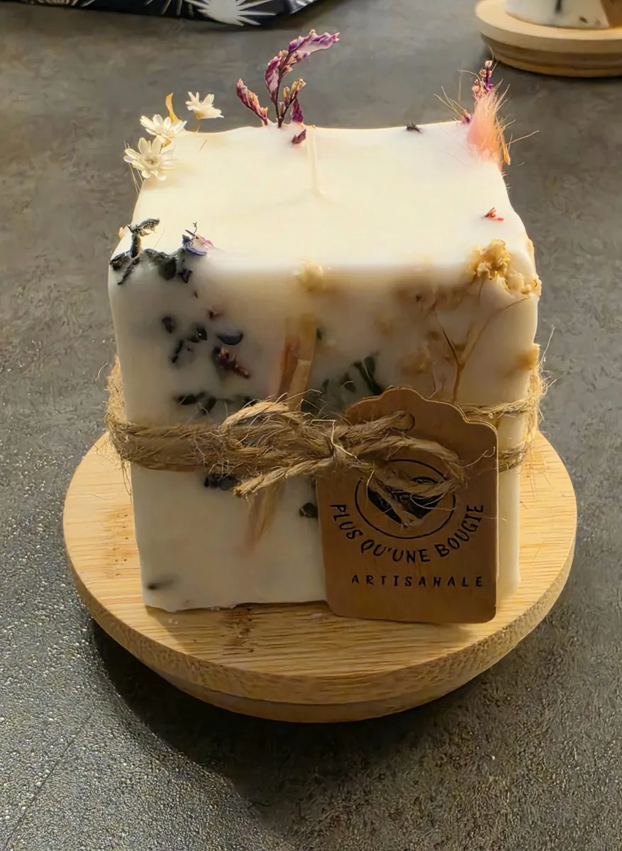 Bougie carrée aux fleurs séchées nouée de jute