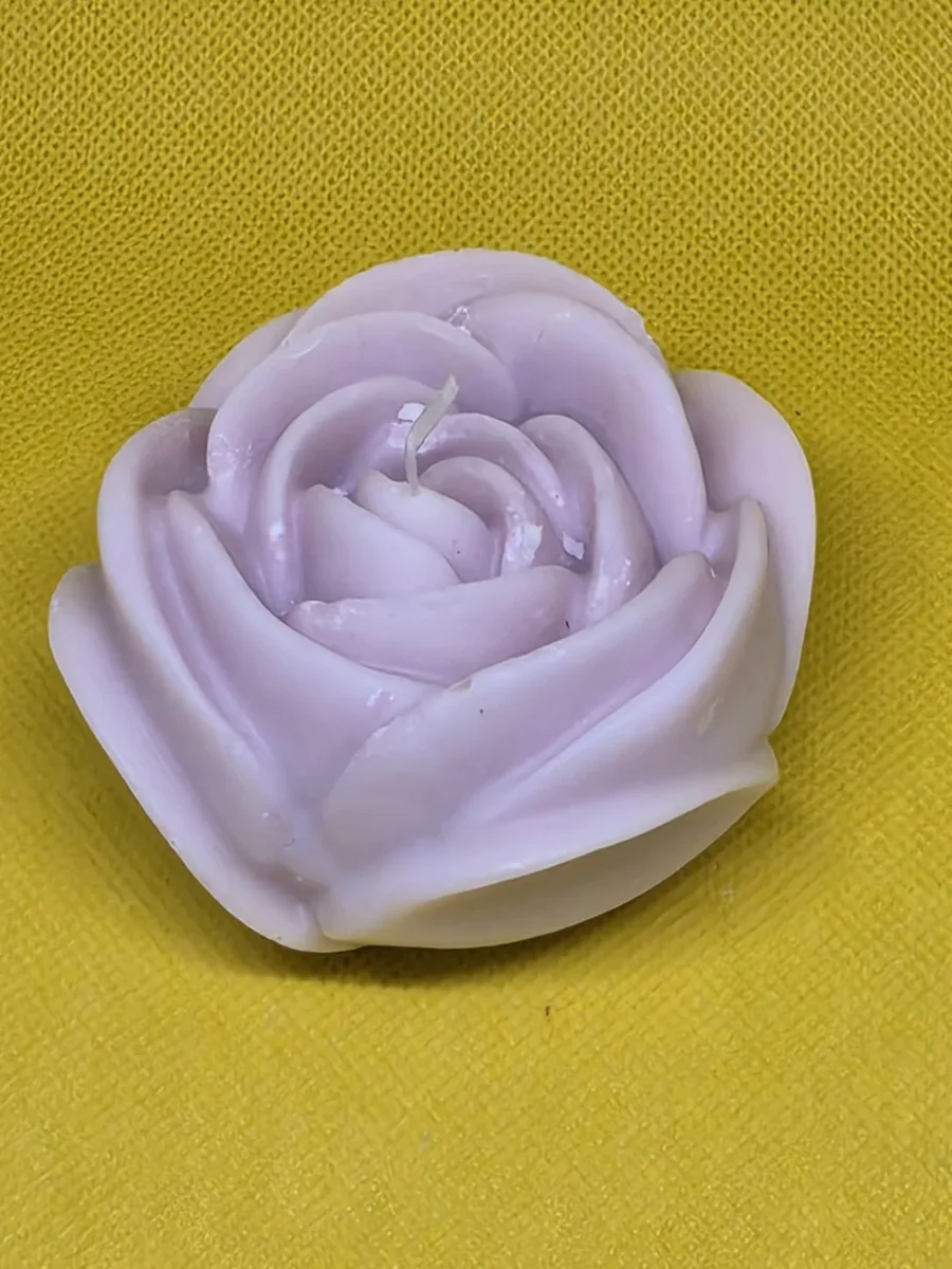 Bougie décorative en forme de rose couleur lilas