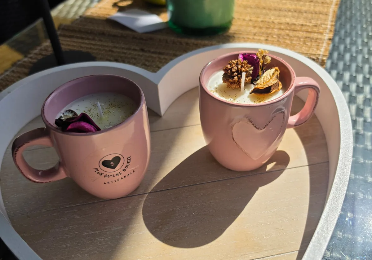 Bougies coulées dans des tasses roses réutilisables