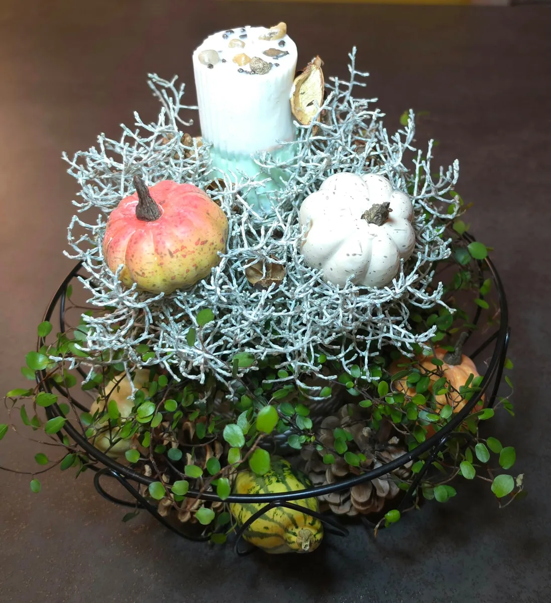 Couronne végétale d'automne surmontée d'une bougie