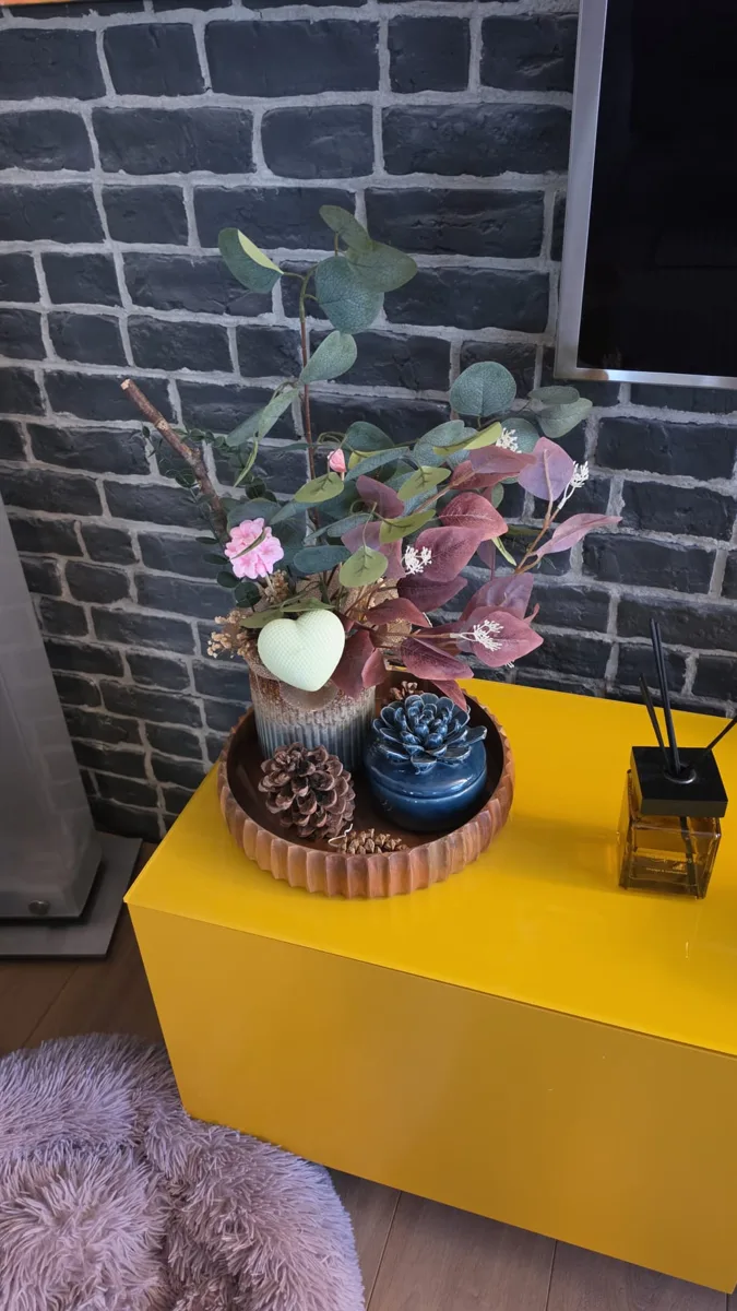 Composition avec bougie cœur et eucalyptus
